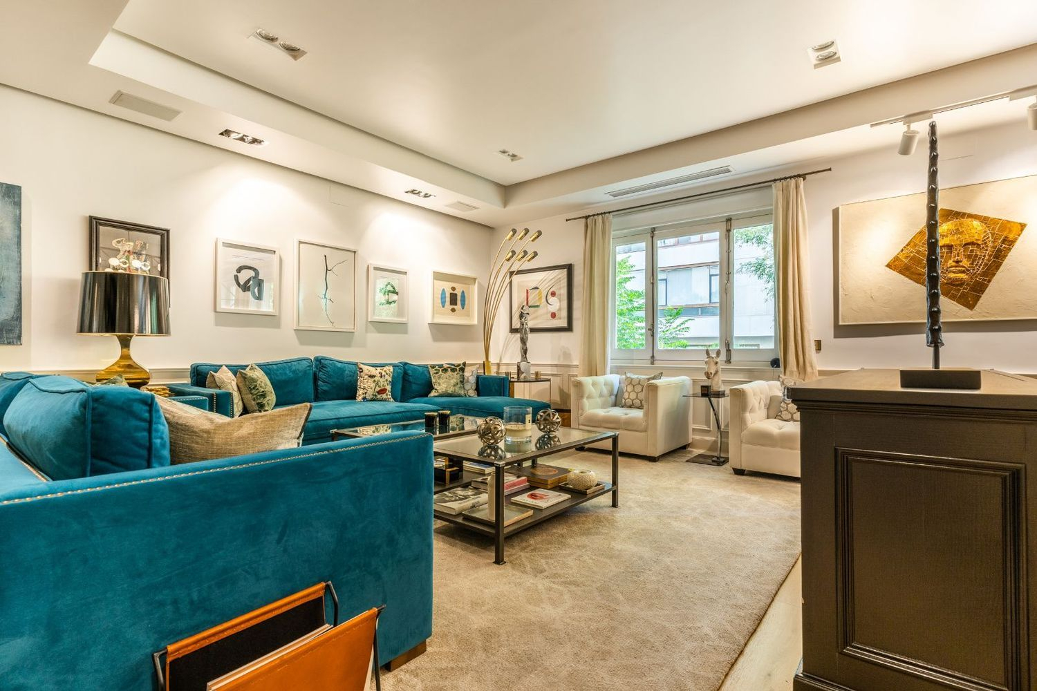 La Sagrada | Almagro se traduce al inglés como "The Sacred | Almagro".