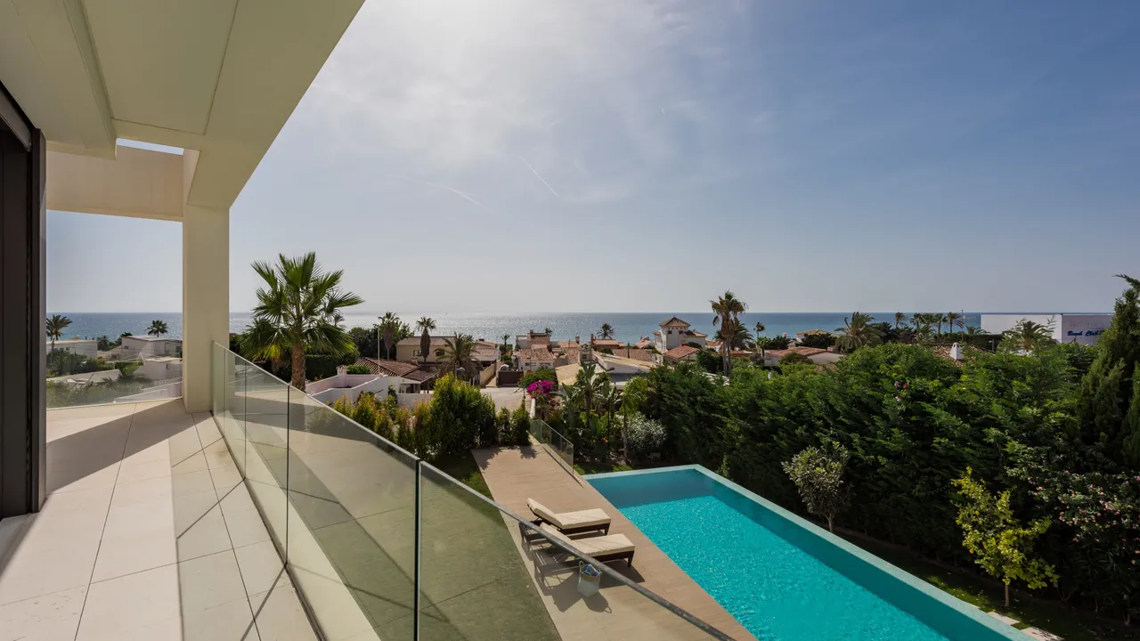 Luxury villa with pool and sea views image 2
