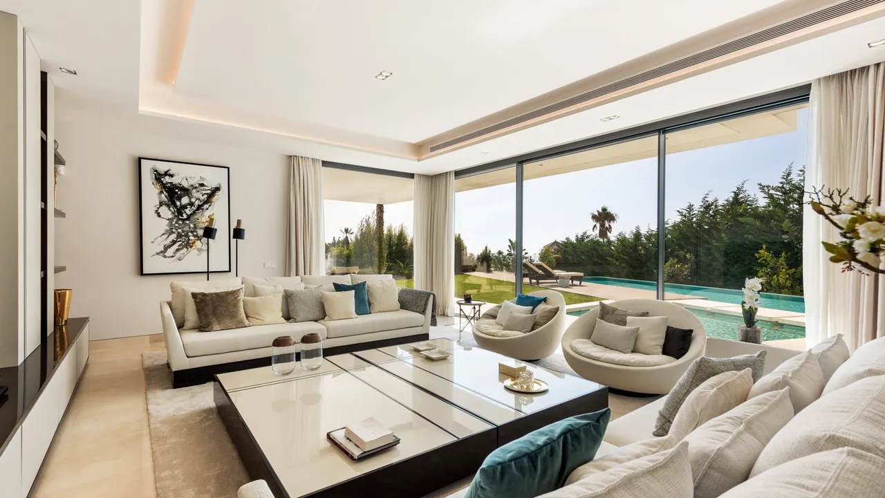 Luxury villa with pool and sea views image 1
