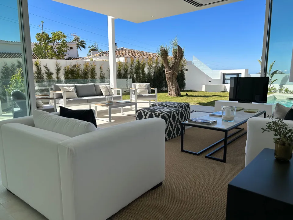 Complex of 8 luxury villas in Marbella with sea and golf course views. image 2