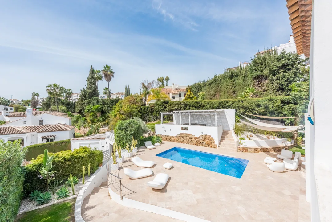 Elegant house in gated community of Nueva Andalucía with pool and garage image 2