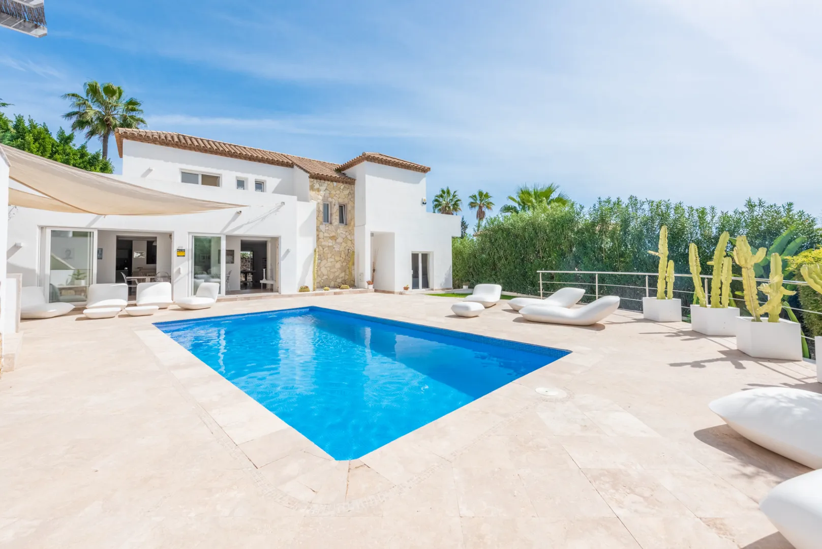 Elegant house in gated community of Nueva Andalucía with pool and garage