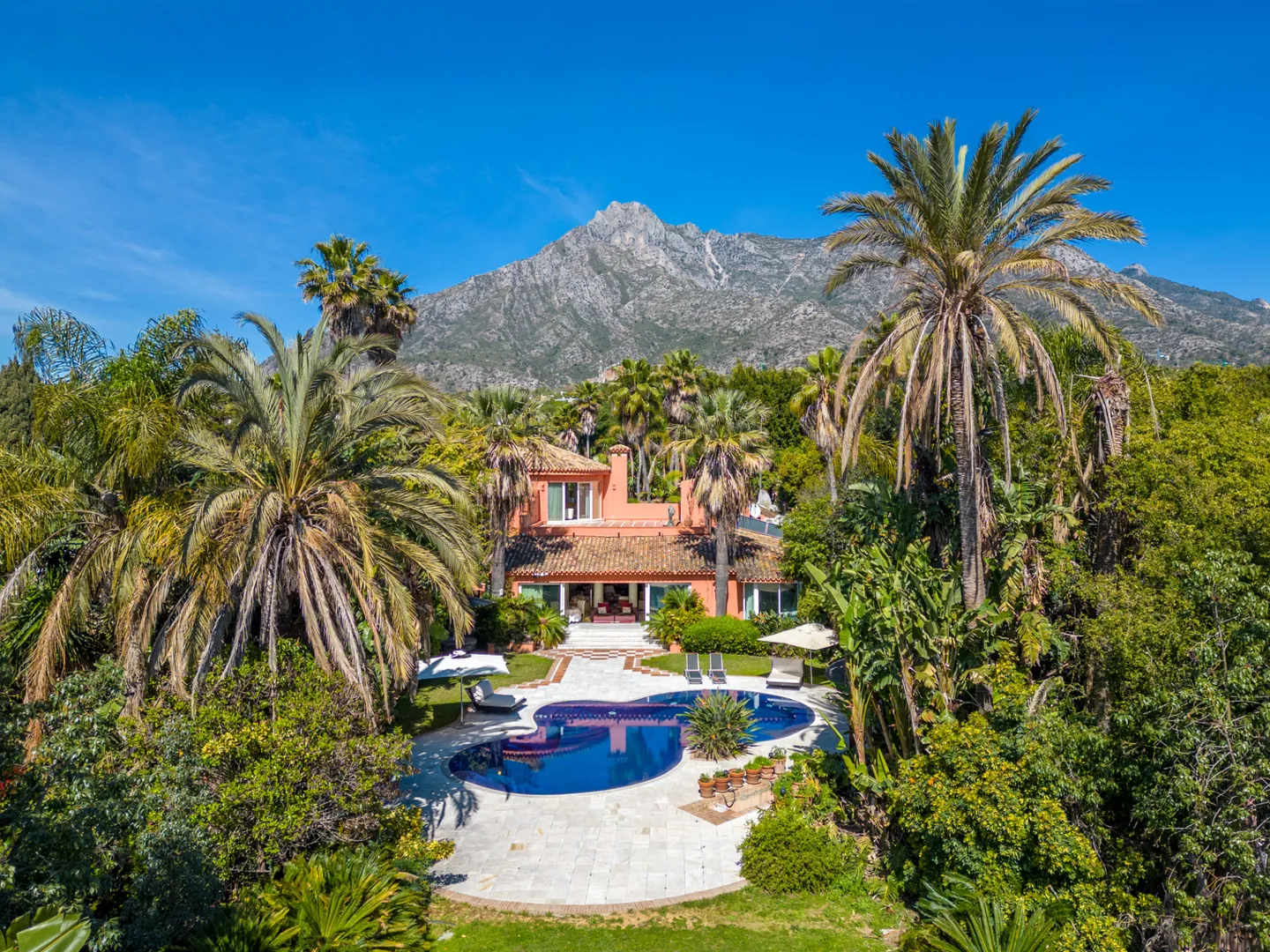 Mediterranean Mansion with Guest House and Sea Views in Nagüeles