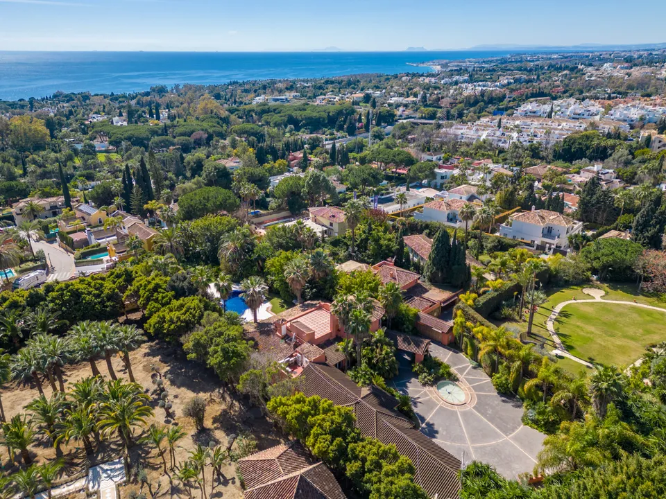 Mediterranean Mansion with Guest House and Sea Views in Nagüeles image 2