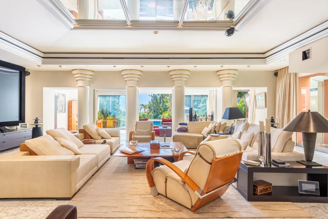 Mediterranean Mansion with Guest House and Sea Views in Nagüeles image 3