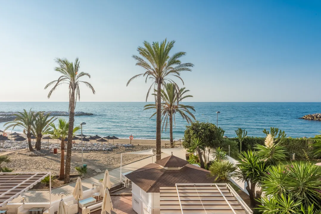 Apartment on the beachfront in Guadalpín Banús with 3 bedrooms and sea views image 0