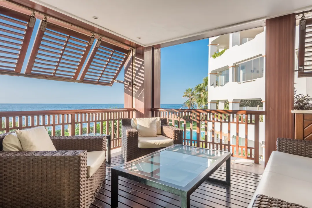Apartment on the beachfront in Guadalpín Banús with 3 bedrooms and sea views image 2