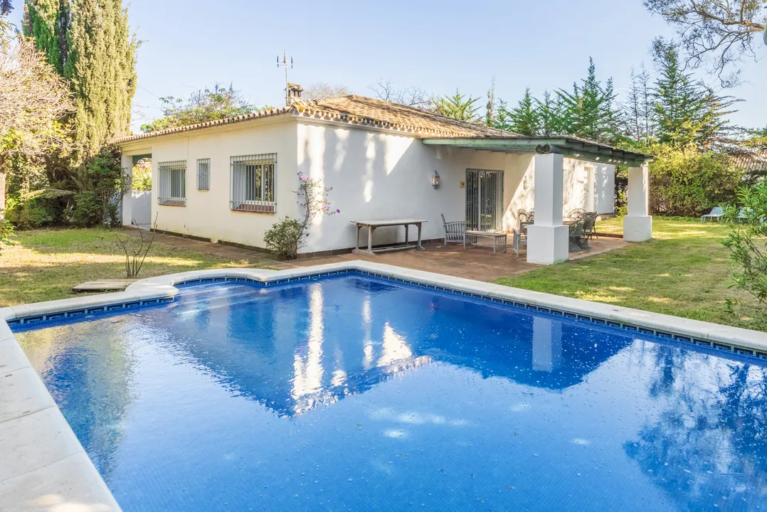 Villa in Cabopino with private pool and close to the beach image 0