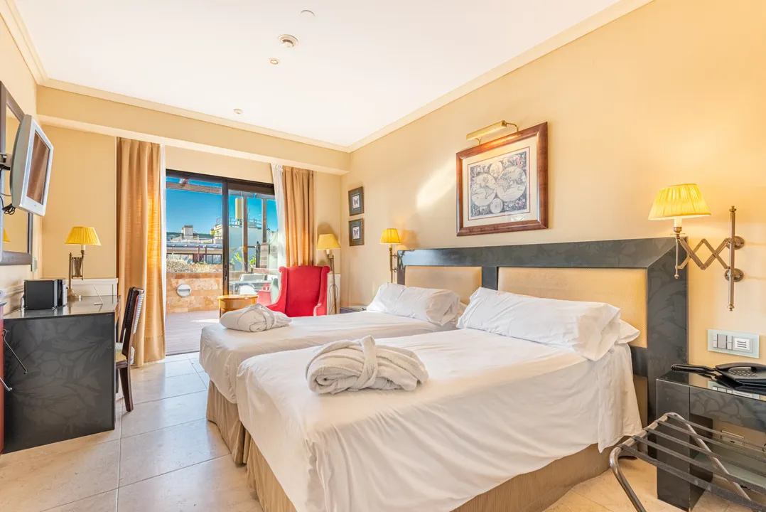 Luxury penthouse in Puerto Banús hotel with sea views and 100m2 solarium image 2