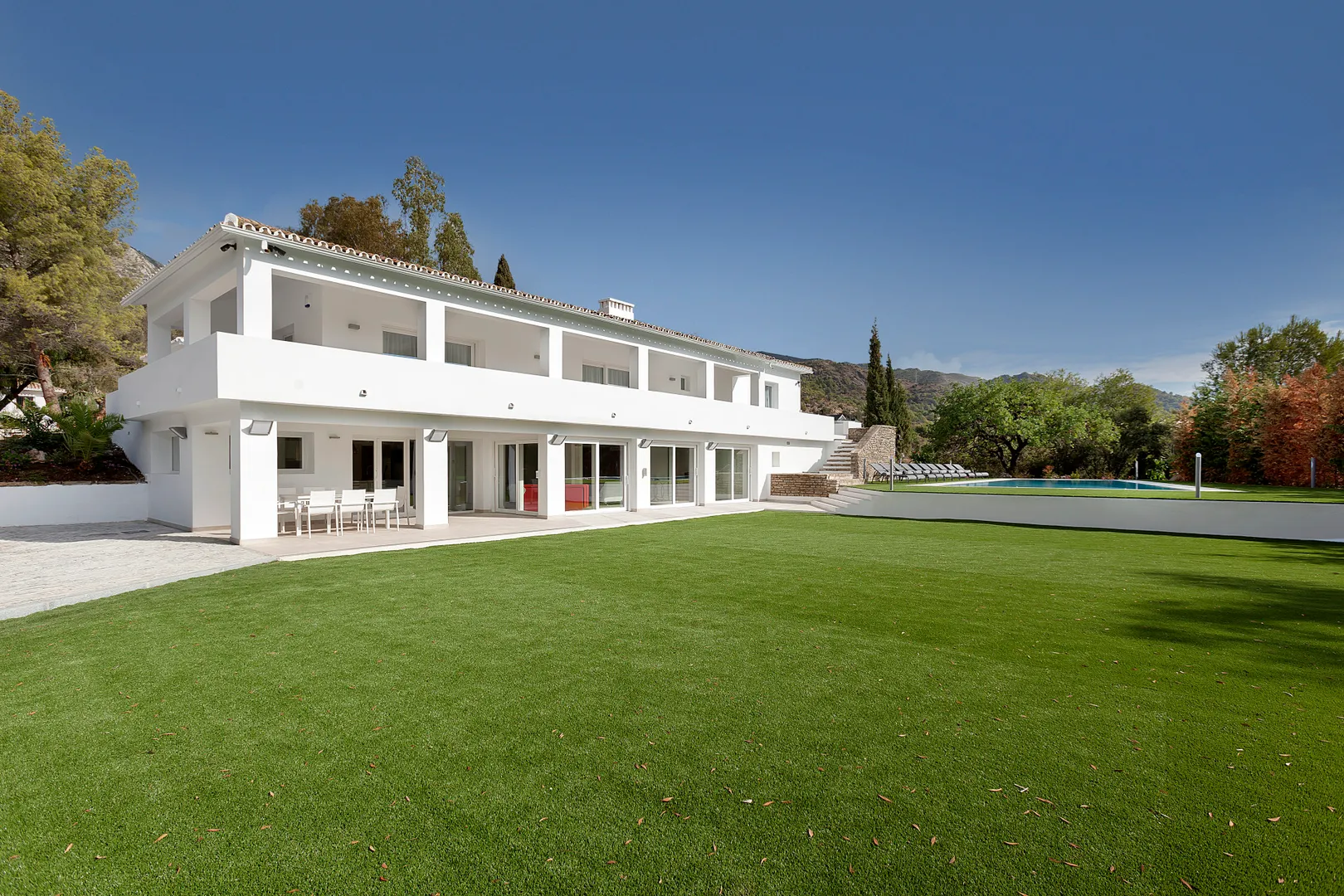 Modern villa in secure urbanization of the Golden Mile