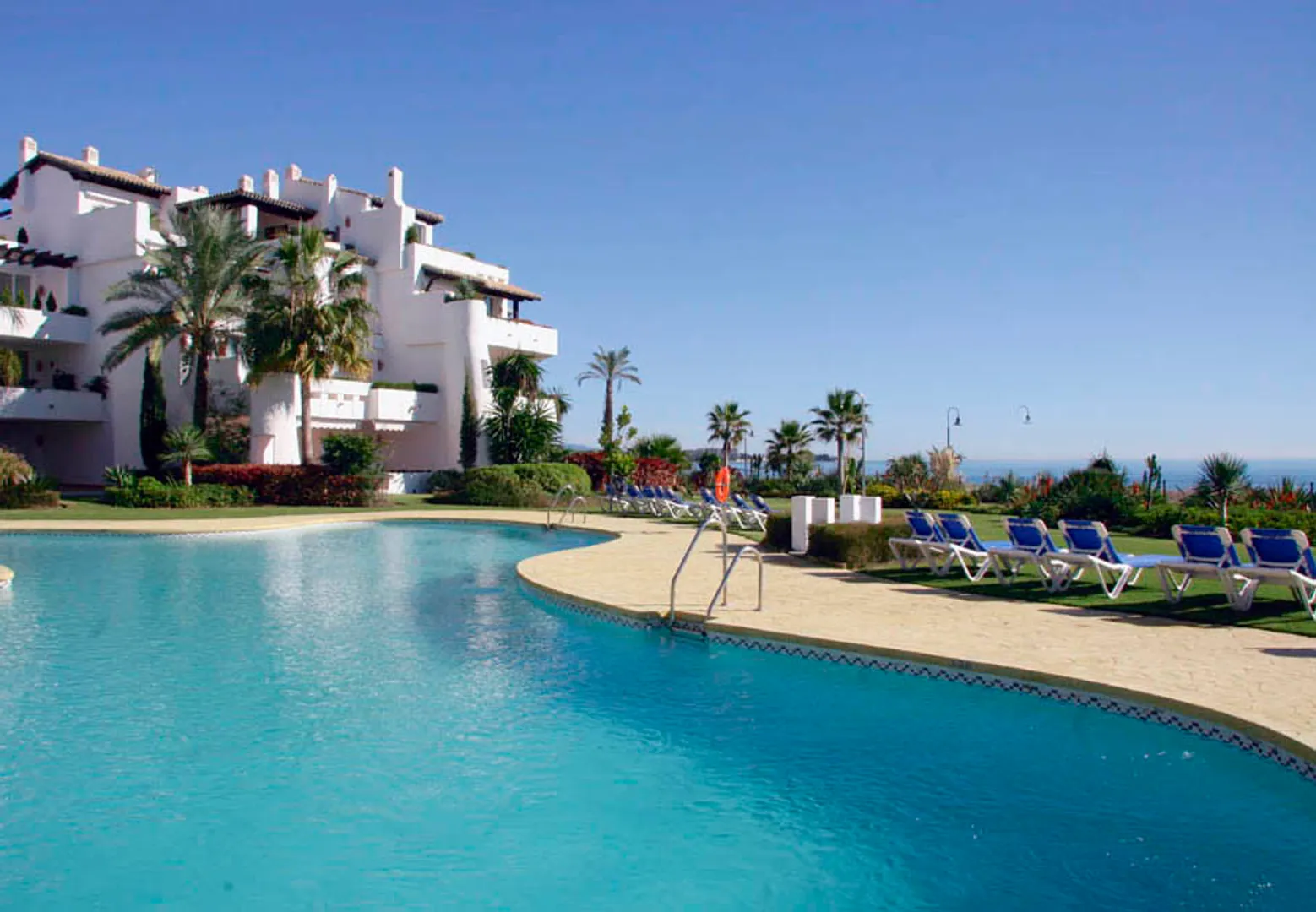 Apartamento reformado en primera línea de playa con seguridad y acceso directo en Estepona