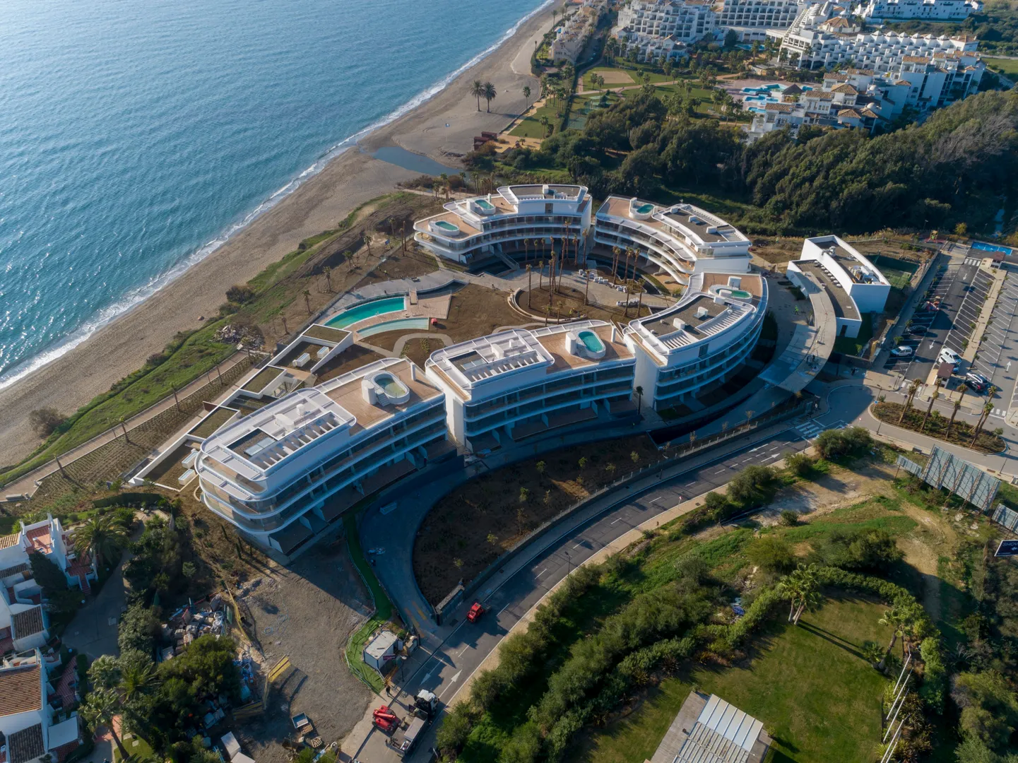 Propiedad frente al mar con apartamentos de lujo y villas exclusivas