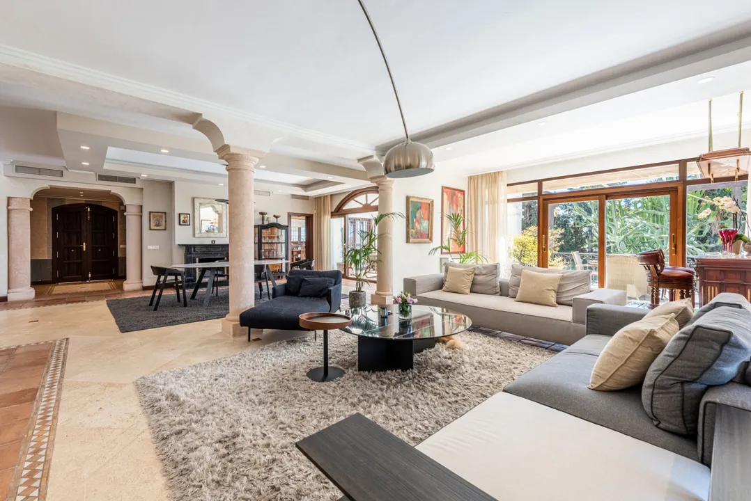 Classic villa with garden near Puerto Banús and sea views image 1