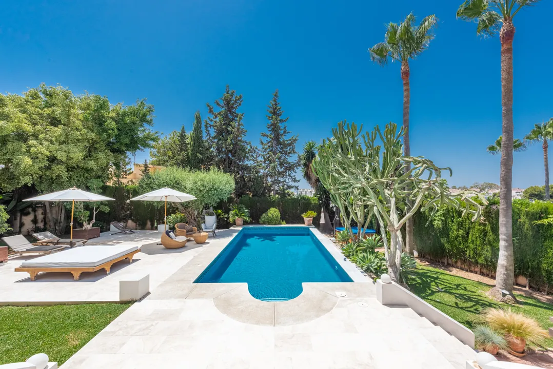 Classic villa with garden near Puerto Banús and sea views image 2