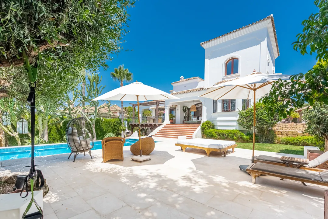 Classic villa with garden near Puerto Banús and sea views image 0