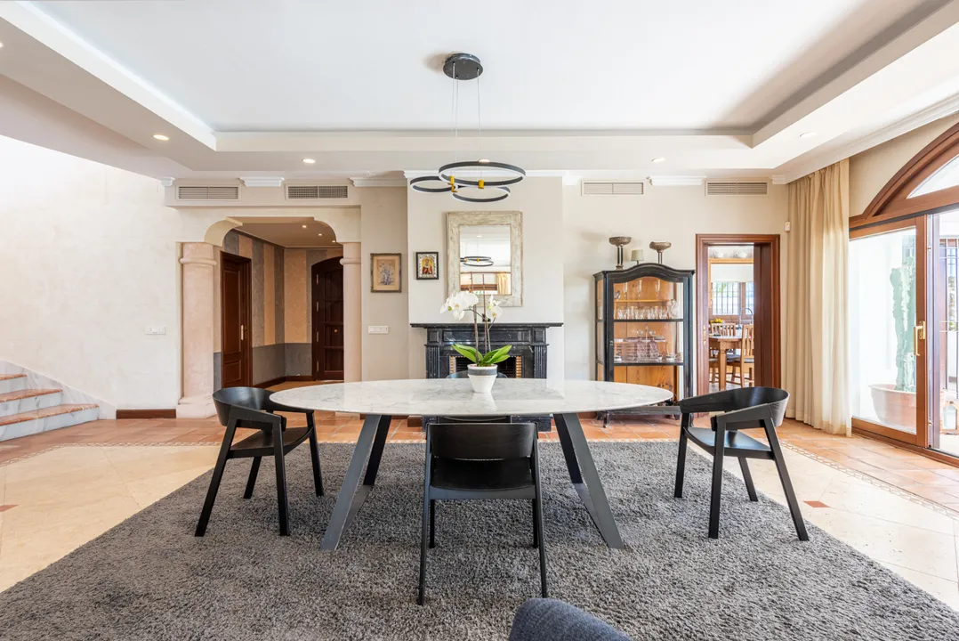 Classic villa with garden near Puerto Banús and sea views image 3