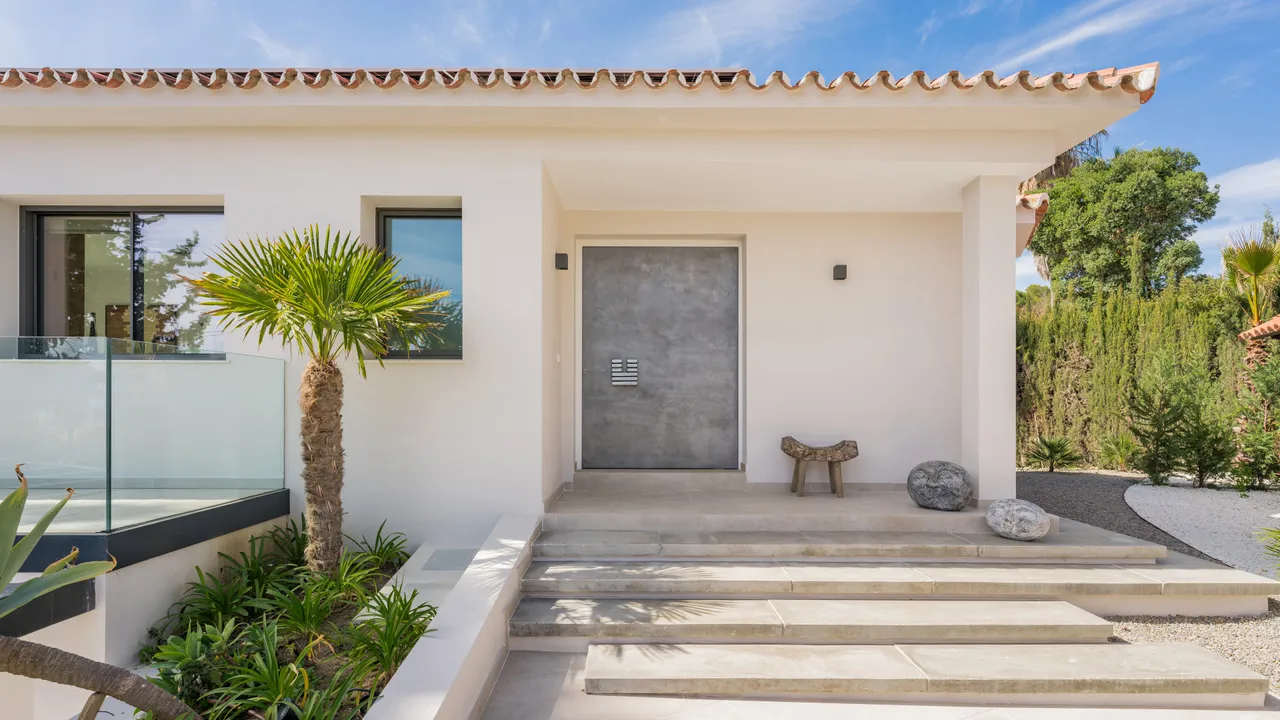 Modern villa in Nagüeles with sea and mountain views image 1