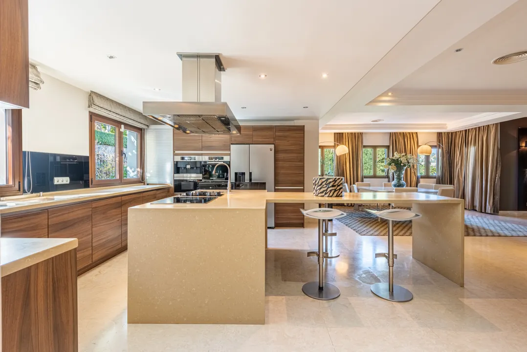 Spacious villa with views of golf and mountains in Las Brisas. image 3
