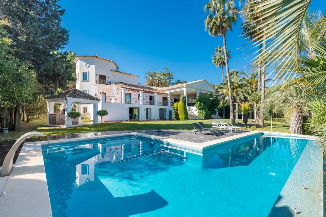 Spacious villa with views of golf and mountains in Las Brisas. image 0