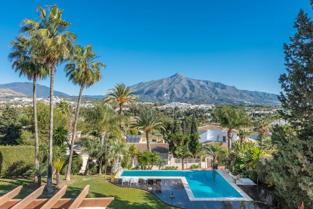 Spacious villa with views of golf and mountains in Las Brisas. image 2