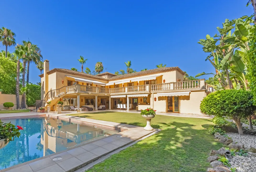 Classic house with garden, pool and close to golf courses in Nueva Andalucía image 0