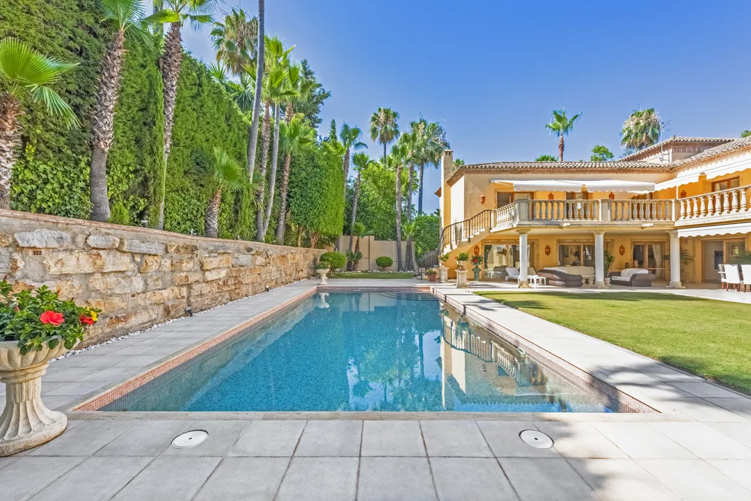 Classic house with garden, pool and close to golf courses in Nueva Andalucía image 2