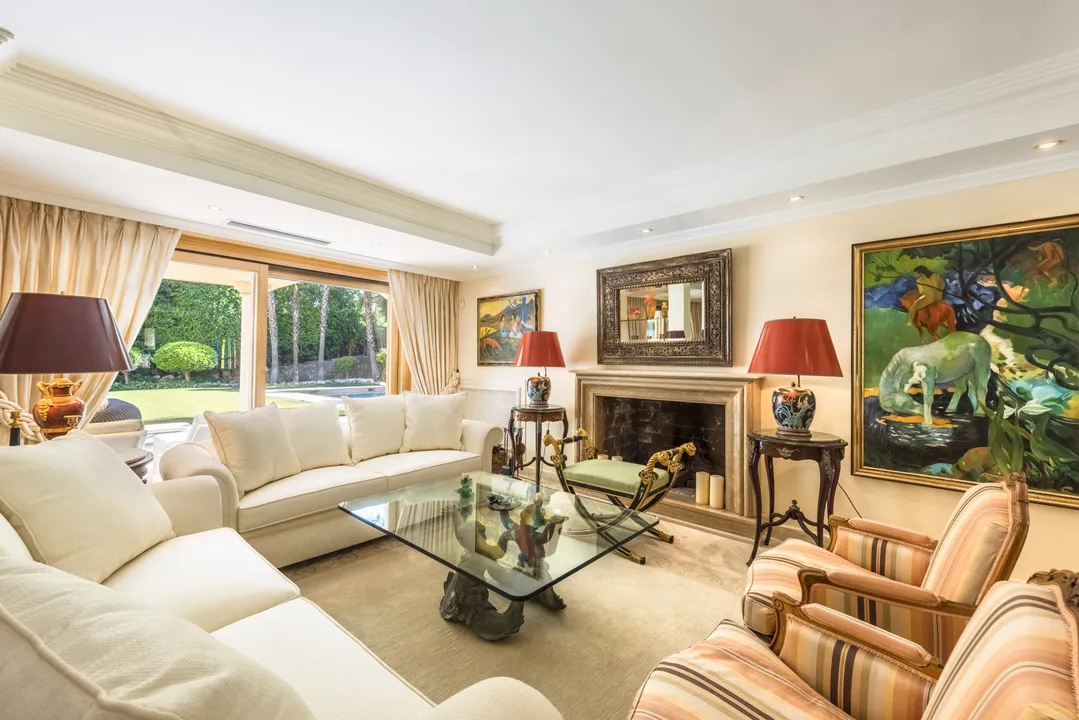Classic house with garden, pool and close to golf courses in Nueva Andalucía image 1