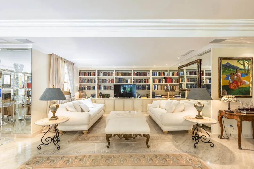 Classic house with garden, pool and close to golf courses in Nueva Andalucía image 3