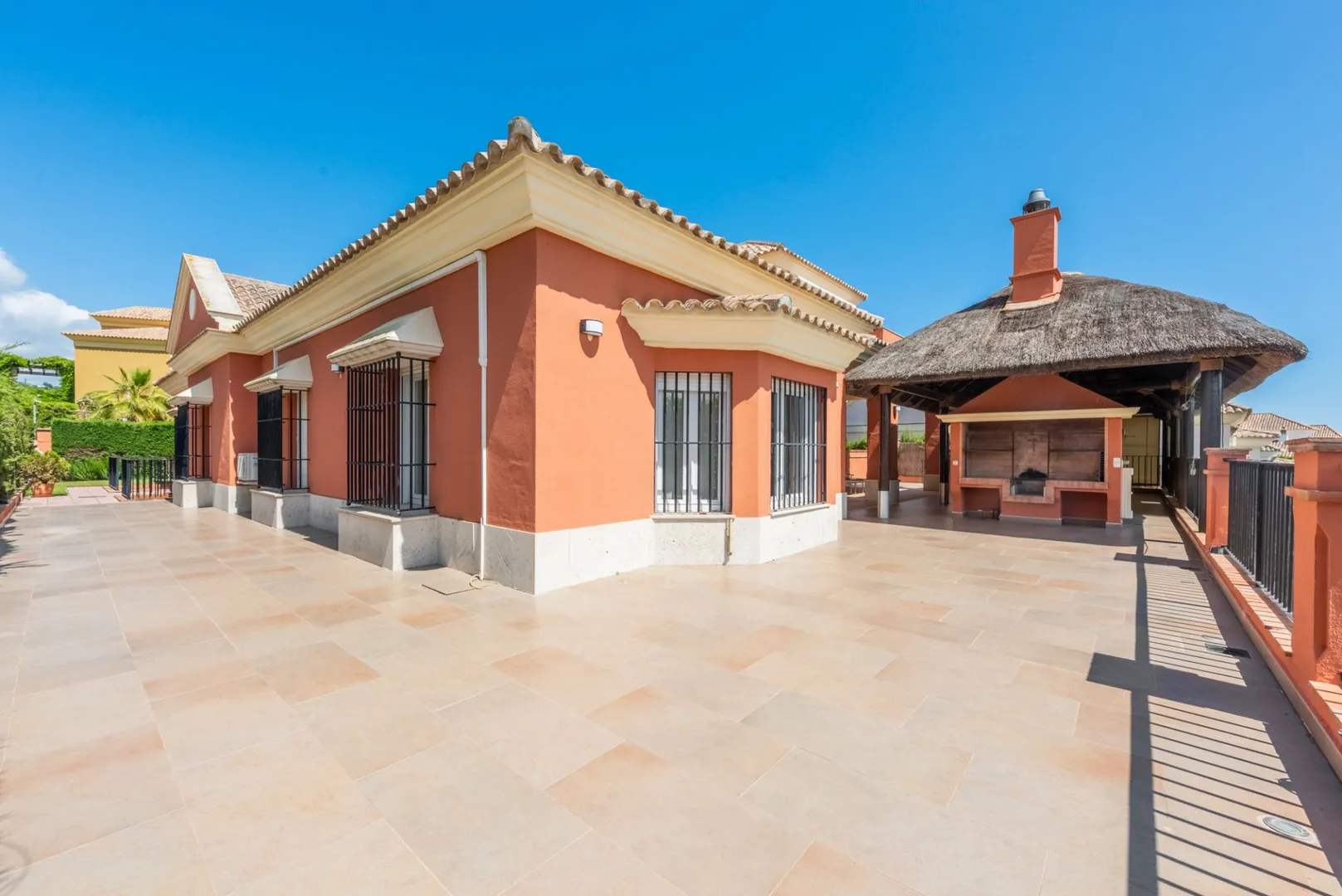 Independent chalet with pool and golf course views
