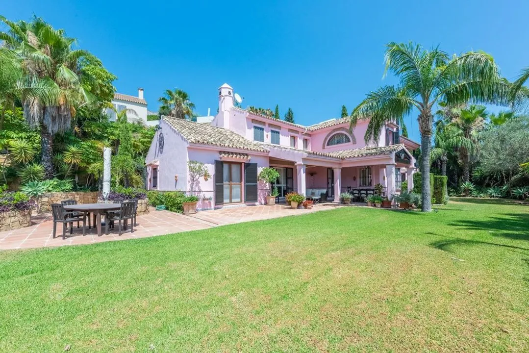 Traditional villa with views of golf and mountains in Los Almendros image 0
