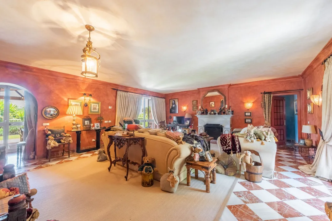 Traditional villa with views of golf and mountains in Los Almendros image 1