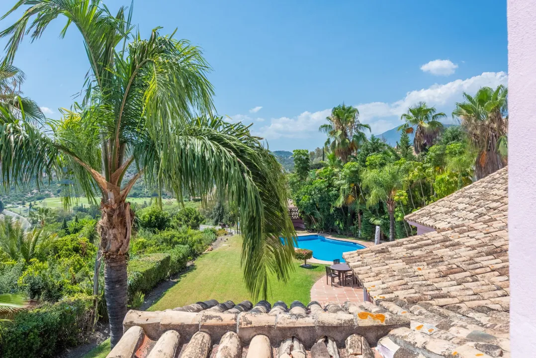 Traditional villa with views of golf and mountains in Los Almendros image 2