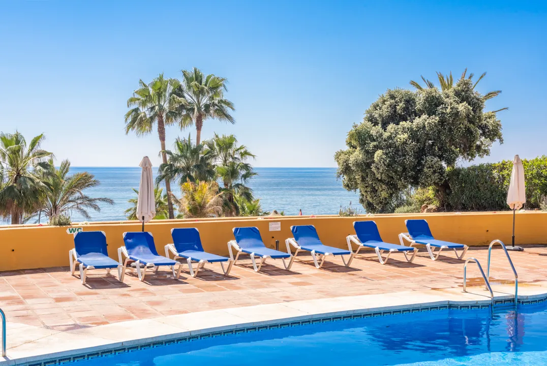 Duplex penthouse with sea views and direct access to the promenade in Marbella. image 1