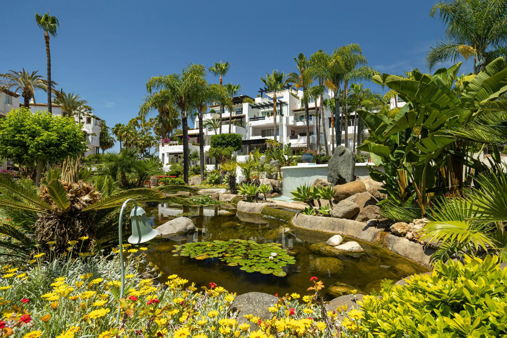 Imagen 1 de Exclusivo apartamento de planta baja en Marina de Puente Romano, Marbella 3 dormitorios, 2 baños y vistas al jardín