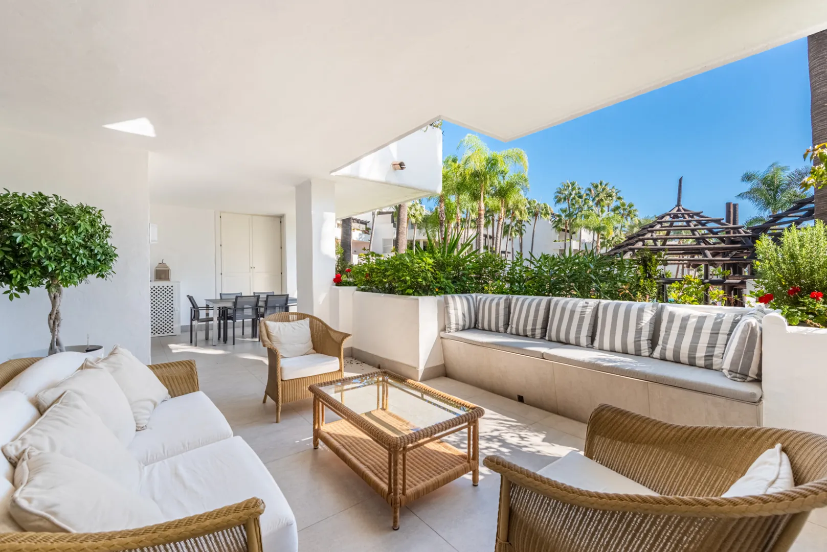 Exclusivo apartamento de planta baja en Marina de Puente Romano, Marbella 3 dormitorios, 2 baños y vistas al jardín