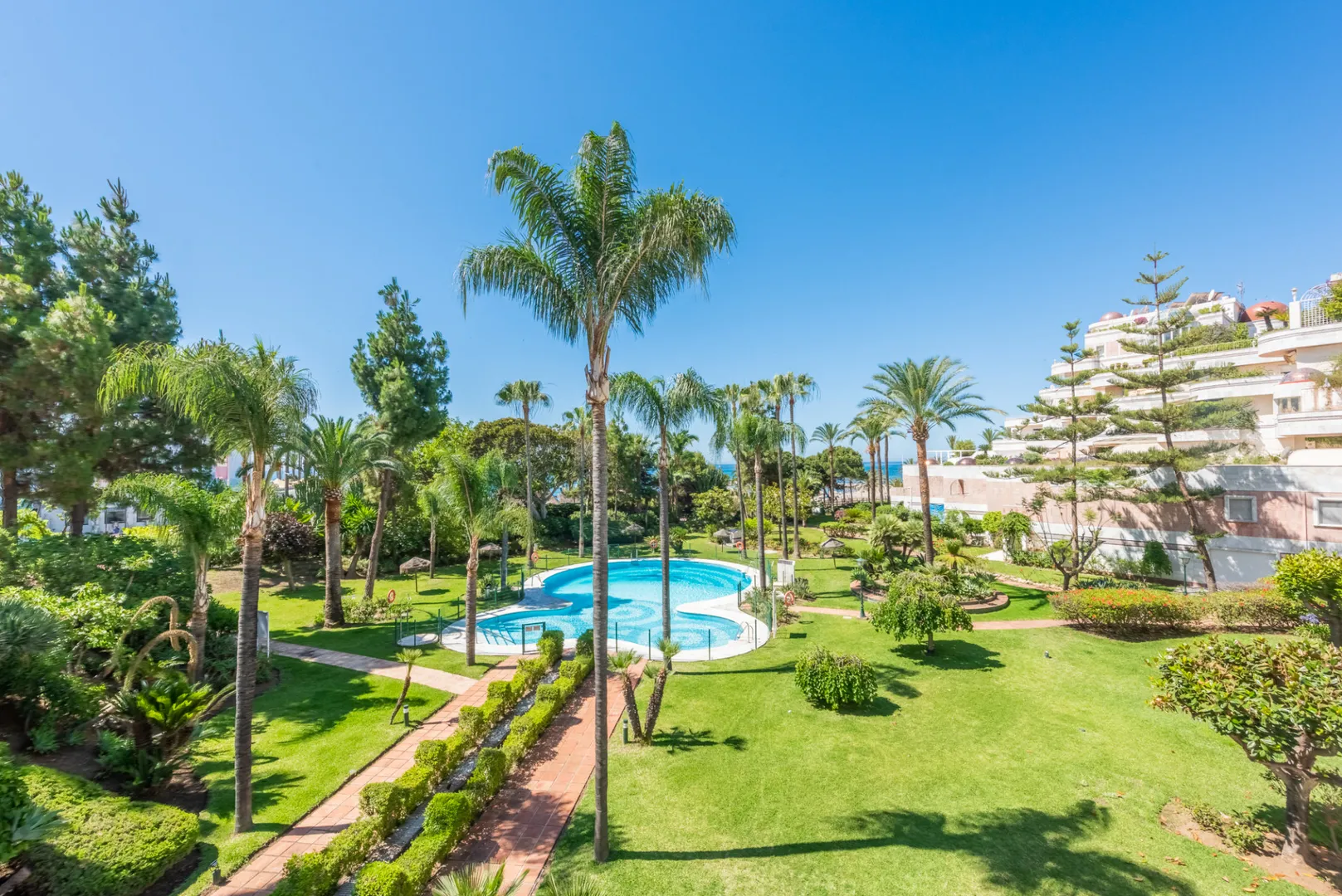 Renovated apartment near the beach in Gray D'Albion complex in Puerto Banús.