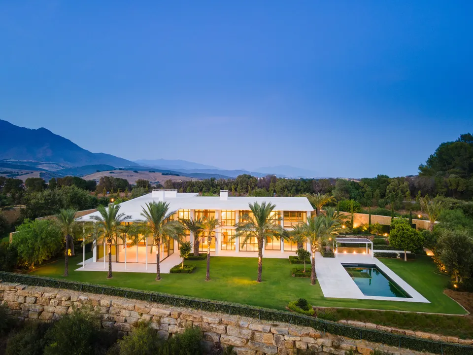 Residencia exclusiva con jardín espectacular image 0