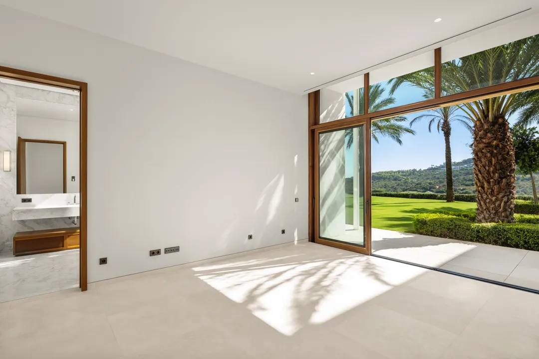 Residencia exclusiva con jardín espectacular image 2