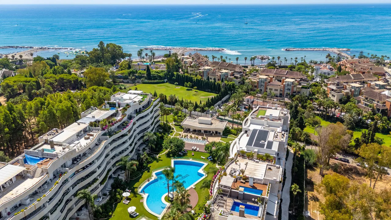 Luxury penthouse in Embrujo de Banús image 0
