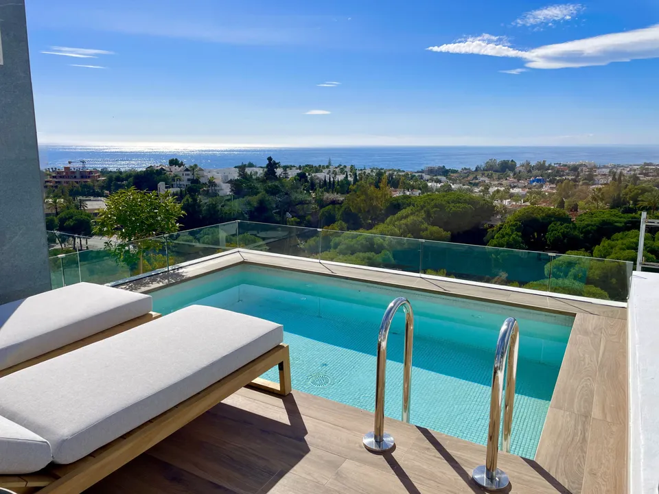 Semi-detached chalet with sea views and private garden image 0