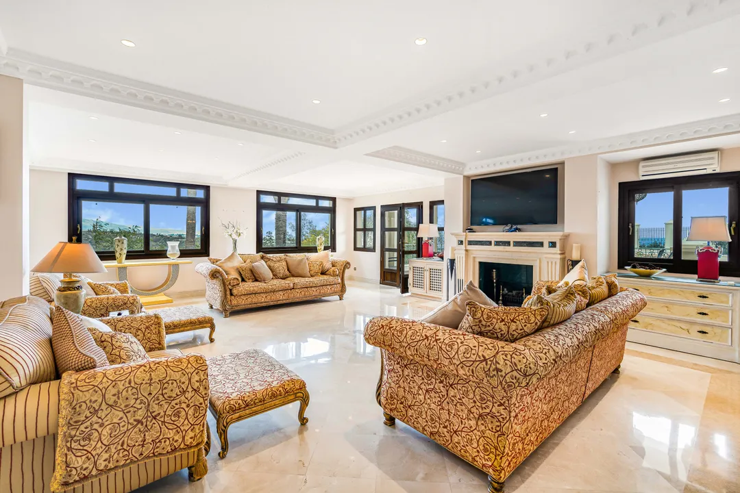 Luxury villa on the peak image 2
