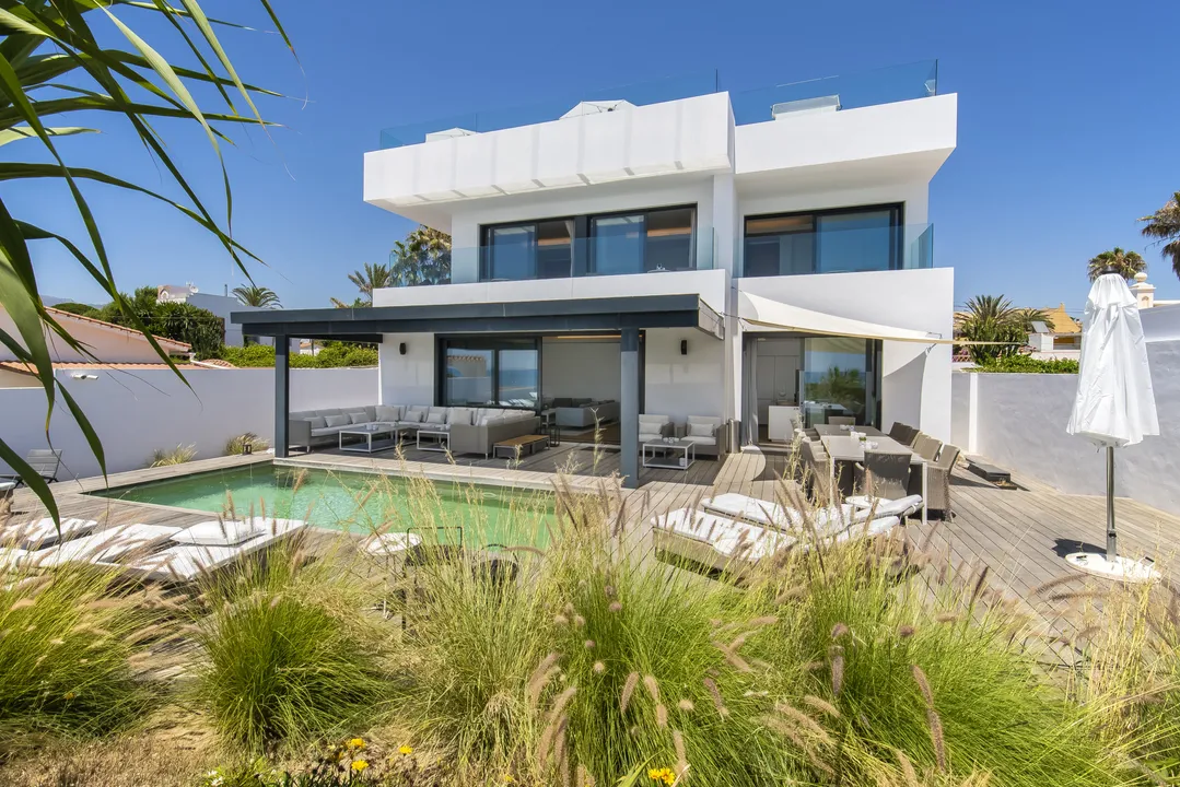 Luxury villa in East Marbella image 0