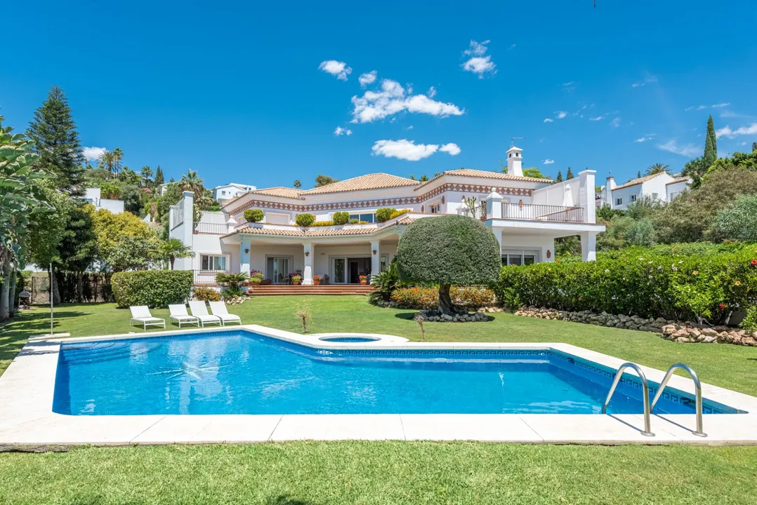 Luxury villa in El Paraíso image 0