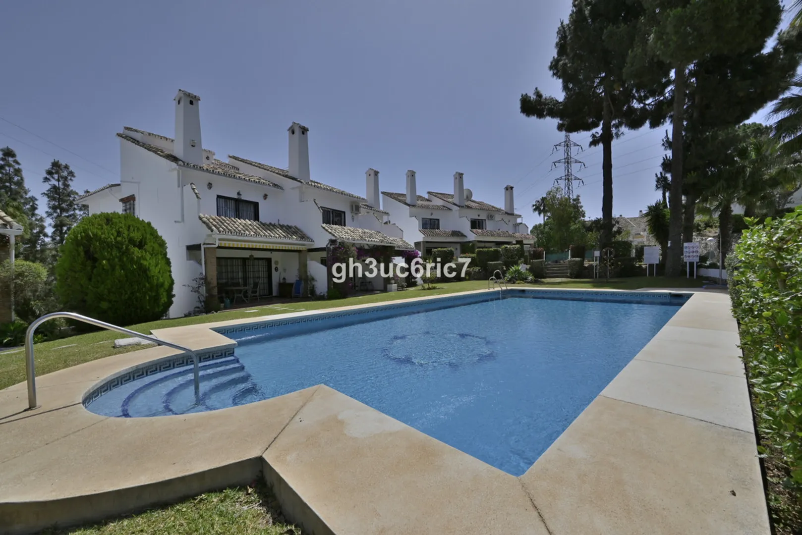Semi-detached house with garden and pool in Calahonda