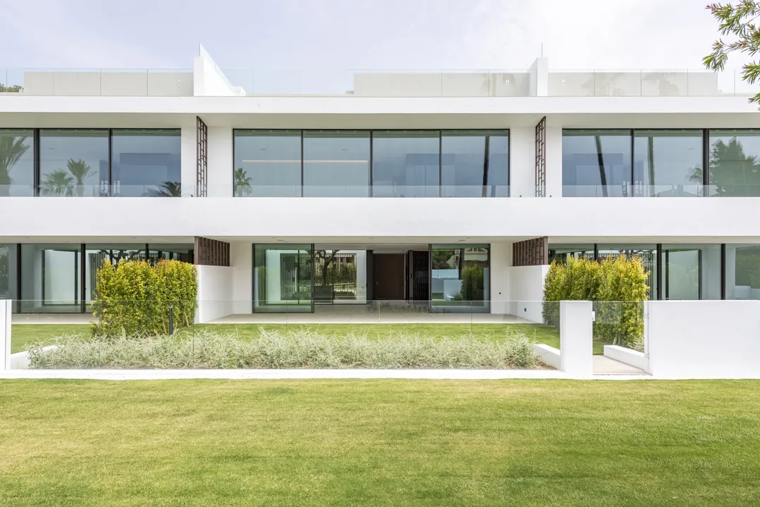 Villa de lujo en Nueva Andalucía con vistas al mar image 0