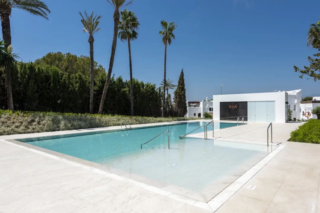 Villa de lujo en Nueva Andalucía con vistas al mar image 3