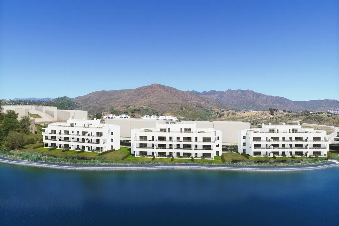 "Solana Village - La Cala Golf Resort" se traduce al inglés como "Solana Village - La Cala Golf Resort." El título es el mismo en ambos idiomas. image 3