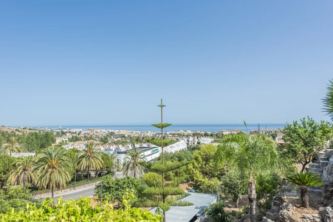 Family house with infinity pool in Marbella image 0