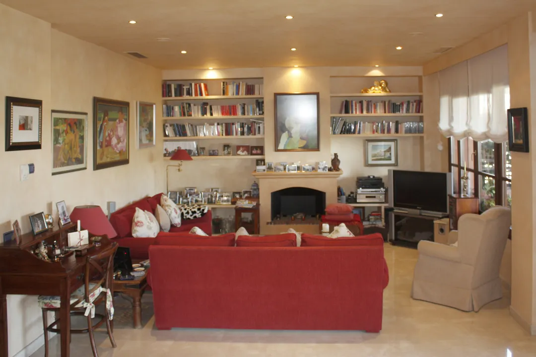 Family house with infinity pool in Marbella image 2