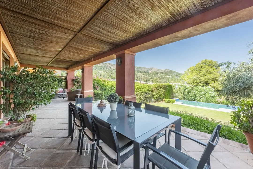 Family house with infinity pool in Marbella image 3